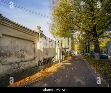 Wyborg, Russland - Nov 6, 2016. Straße im Herbst in Wyborg, Russland. Vyborg ist 174 km nordwestlich von St. Petersburg und nur 30 km von der finnischen Grenze. Stockfoto