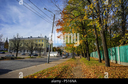 Wyborg, Russland - Nov 6, 2016. Straße im Herbst in Wyborg, Russland. Vyborg ist 174 km nordwestlich von St. Petersburg und nur 30 km von der finnischen Grenze. Stockfoto