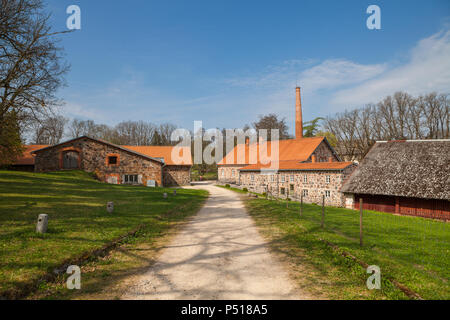 Alte Olustvere manor Park im Sommer. Der Landsitz Wodka Distillery Gebäude in der Mitte von Estland Stockfoto