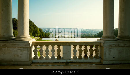 Wien, Österreich - August 03, 2014: Blick auf den Garten des Schloss Schönbrunn von der Gloriette in Wien, Österreich Stockfoto