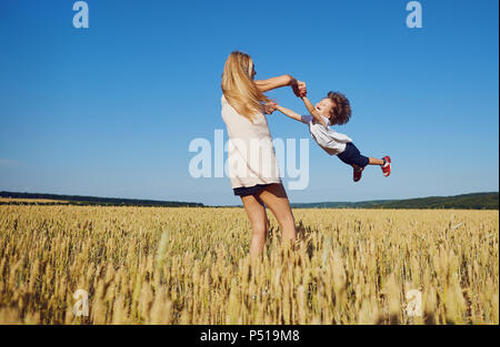 Mutter wendet ein Kind Spaß an der Natur im Sommer. Stockfoto