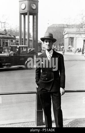 George Gershwin, amerikanischen Jazz Komponist, (1700-1940) auf dem Potsdamer Platz in Berlin auf einer Reise von Paris, wo er studing Musik & Komposition "Ein Amerikaner in Paris". Mai 1928. Stockfoto
