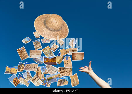 Die weibliche Hand wirft einen Strohhut, aus denen fliegen die Fotos von Ägypten Sehenswürdigkeiten. Blue Sky ist im Hintergrund. Stockfoto