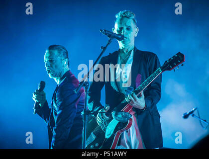 Martin Gore und Dave Gahan von Depeche Mode auf der Bühne während der Isle of Wight Festival an Seaclose Park, Newport. Stockfoto