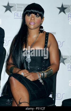 Lil' Kim an der "WETTE Nominierungen 2003" im Kodak Theater in Los Angeles. 14. Mai 2003. Lil' Kim 13 Red Carpet Event, Vertikal, USA, Filmindustrie, Prominente, Fotografie, Bestof, Kunst, Kultur und Unterhaltung, Topix Prominente Fashion/Vertikal, Besten, Event in Hollywood Leben - Kalifornien, Roter Teppich und backstage, USA, Film, Stars, Film Stars, TV Stars, Musik, Promis, Fotografie, Bestof, Kunst, Kultur und Unterhaltung, Topix, vertikal, eine Person, die aus den Jahren 2003 bis 2005, Anfrage tsuni@Gamma-USA.com - drei Viertel Stockfoto