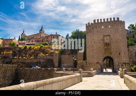 Römische Brücke, Alcantara Bridge mit Alcazar Festung, und den Tejo Toledo Spanien Stockfoto