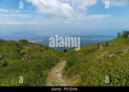 Hang mit Blumen, die zum Blick auf den Nicaragua See und den Granada Inseln im Regenwald des Mombacho Vulkan in Nicaragua. Stockfoto