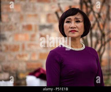 Hanoi, Vietnam - März 16, 2018: Ältere Frau posiert auf den Straßen von Hanoi Stockfoto