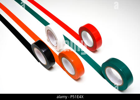 Einige Rollen von farbigen Isolierband auf eine weiße Fläche Stockfoto
