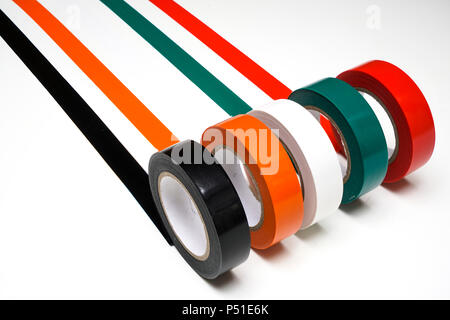 Einige Rollen von farbigen Isolierband auf eine weiße Fläche Stockfoto