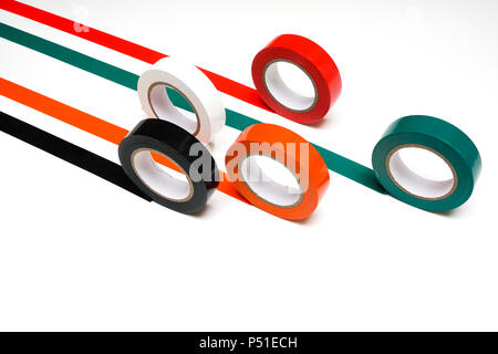 Einige Rollen von farbigen Isolierband auf eine weiße Fläche Stockfoto