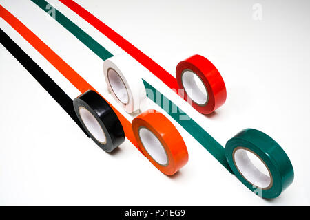 Einige Rollen von farbigen Isolierband auf eine weiße Fläche Stockfoto
