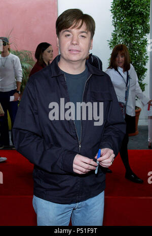 Mike Myers Ankommend an der Kreuzung 'Dr. Seuss' Die Katze im Hut Premiere ' an der Universal Amphitheater in Los Angeles. November 8, 2003. MyersMike 17 Red Carpet Event, Vertikal, USA, Filmindustrie, Prominente, Fotografie, Bestof, Kunst, Kultur und Unterhaltung, Topix Prominente Fashion/Vertikal, Besten, Event in Hollywood Leben - Kalifornien, Roter Teppich und backstage, USA, Film, Stars, Film Stars, TV Stars, Musik, Promis, Fotografie, Bestof, Kunst, Kultur und Unterhaltung, Topix, vertikal, eine Person, die aus den Jahren 2003 bis 2005, Anfrage tsuni @ Gamma-US Stockfoto