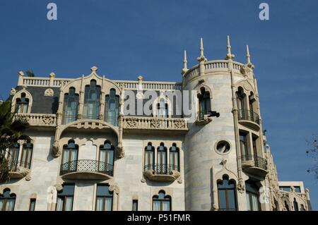 ARTE S. XIX. MODERNISMO. ESPAÑA. DOMENECH I Montaner, Lluís (Barcelona, 1850-1923) Arquitecto catalán. Das Casa Fuster (1908-1911). Edificio modernista ubicado en el Paseo de Gracia, 132. Convertido en Hotel de Cinco estrellas. Vista parcial de la FACHADA. BARCELONA. Cataluña. Stockfoto