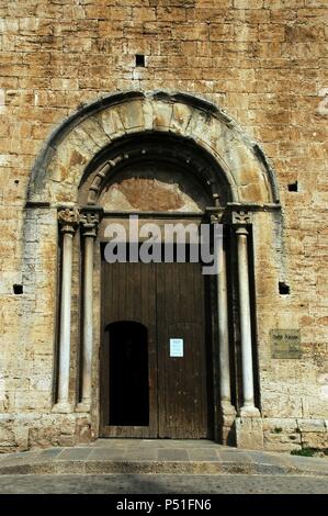 ARTE ROMANICO. ESPAÑA. IGLESIA DE SAN VICENTE (SANT VICENÇ). Fundada en el año 977 por el Conde y obispo Miró y construída en el siglo XII es Estilo de Transición del románico al Gótico. Declarada Monumento histórico Artístico. Vista de la PORTADA. BESALU. Comarca de la Garrotxa. Provincia de Girona. Cataluña. Stockfoto