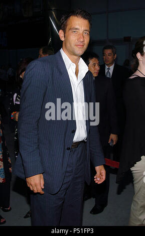 Clive Owen Anreisen am Held Premiere (Zing Xiong) am Arclight Theater in Los Angeles. August 17, 2004. OwenClive 023 Red Carpet Event, Vertikal, USA, Filmindustrie, Prominente, Fotografie, Bestof, Kunst, Kultur und Unterhaltung, Topix Prominente Fashion/Vertikal, Besten, Event in Hollywood Leben - Kalifornien, Roter Teppich und backstage, USA, Film, Stars, Film Stars, TV Stars, Musik, Promis, Fotografie, Bestof, Kunst, Kultur und Unterhaltung, Topix, vertikal, eine Person, die aus den Jahren 2003 bis 2005, Anfrage tsuni@Gamma-USA.com - drei Viertel Stockfoto