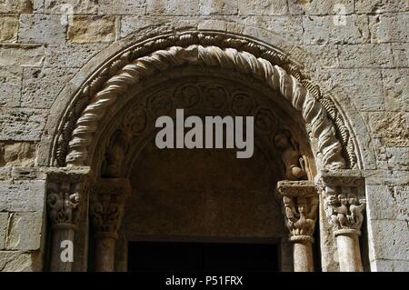 ARTE ROMANICO. ESPAÑA. IGLESIA DE SAN VICENTE (SANT VICENÇ). Fundada en el año 977 por el Conde y obispo Miró y construída en el siglo XII es Estilo de Transición del románico al Gótico. Declarada Monumento histórico Artístico. Vista parcial de la PORTADA SUR. BESALU. Comarca de la Garrotxa. Provincia de Girona. Cataluña. Stockfoto