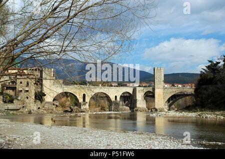 CATALUÑA. BESALU. Vista del Puente fortificado mittelalterlichen con Torres, sobre el RIO FLUVIA. Fue construído en el siglo XII y ha sido restaurado en diversas ocasiones. - Declarado monumento histórico artístico en el año 1954. Comarca de la Garrotxa. Provincia de Girona. Stockfoto