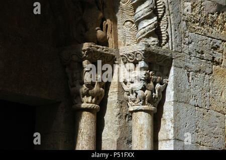 ARTE ROMANICO. ESPAÑA. IGLESIA DE SAN VICENTE (SANT VICENÇ). Fundada en el año 977 por el Conde y obispo Miró y construída en el siglo XII es Estilo de Transición del románico al Gótico. Declarada Monumento histórico Artístico. Las mejores de los CAPITELES de la PORTADA SUR. BESALU. Comarca de la Garrotxa. Provincia de Girona. Cataluña. Stockfoto