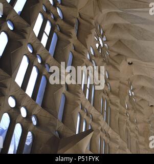 ARTE SIGLO XIX. MODERNISMO. ESPAÑA. GAUDI, Antoni (Reus, 1852 - Barcelona, 1926). Arquitecto Español. TEMPLO EXPIATORIO DE LA SAGRADA FAMILIA. Las mejores del Interior de los VENTANALES DE LA FACHADA PRINCIPAL. BARCELONA. Cataluña. Stockfoto