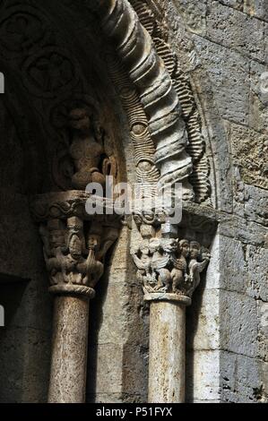 ARTE ROMANICO. ESPAÑA. IGLESIA DE SAN VICENTE (SANT VICENÇ). Fundada en el año 977 por el Conde y obispo Miró y construída en el siglo XII es Estilo de Transición del románico al Gótico. Declarada Monumento histórico Artístico. Las mejores de los CAPITELES de la PORTADA SUR. BESALU. Comarca de la Garrotxa. Provincia de Girona. Cataluña. Stockfoto