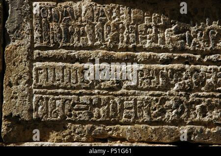 INSCRIPCION de La Fachada de la Iglesia DE SAN VICENTE (SANT VICENÇ). BESALU. Comarca de la Garrotxa. Provincia de Girona. Cataluña. Stockfoto