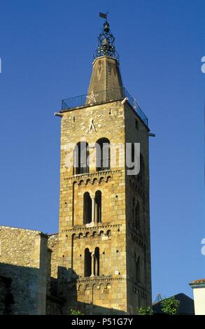 FRANCIA. PRADES. Vista de la Iglesia DE SAINT PIERRE (SAN PEDRO). Las mejores de la Torre - CAMPANARIO de estilo Románico. Stockfoto