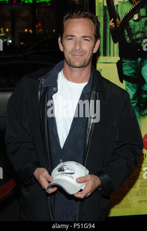 Luke Perry Ankunft auf dem Domino Premiere auf der Chinese Theatre in Los Angeles. 11. Oktober 2005. PerryLuke 123 Red Carpet Event, Vertikal, USA, Filmindustrie, Prominente, Fotografie, Bestof, Kunst, Kultur und Unterhaltung, Topix Prominente Fashion/Vertikal, Besten, Event in Hollywood Leben - Kalifornien, Roter Teppich und backstage, USA, Film, Stars, Film Stars, TV Stars, Musik, Promis, Fotografie, Bestof, Kunst, Kultur und Unterhaltung, Topix, vertikal, eine Person, die aus den Jahren 2003 bis 2005, Anfrage tsuni@Gamma-USA.com - drei Viertel Stockfoto