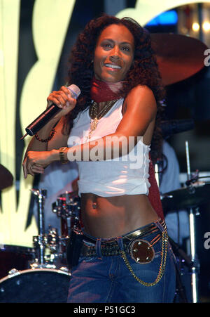 Jada Pinkett-Smith und Gottlosen Weisheit Live an der Freien Sommer Musik Serie an der Waldung in Los Angeles. August 11, 2004. Jada Pinkett-Smith 033 Red Carpet Event, Vertikal, USA, Filmindustrie, Prominente, Fotografie, Bestof, Kunst, Kultur und Unterhaltung, Topix Prominente Fashion/Vertikal, Besten, Event in Hollywood Leben - Kalifornien, Roter Teppich und backstage, USA, Film, Stars, Film Stars, TV Stars, Musik, Promis, Fotografie, Bestof, Kunst, Kultur und Unterhaltung, Topix, vertikal, eine Person, die aus den Jahren 2003 bis 2005, Anfrage tsuni @ Gamma- Stockfoto