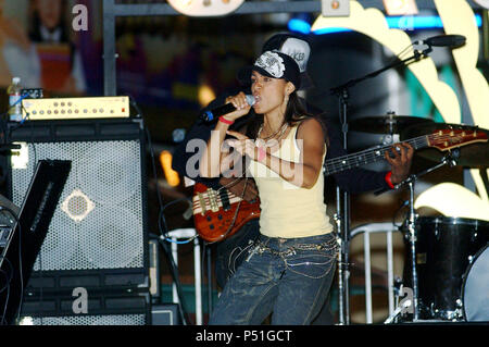 Jada Pinkett Smith und ihrer Band die Gottlosen Weisheit kostenloses Open-Air-Konzert in Los Angeles am neuen Hot Spot der Nut. 20. August 2003. PinkettSmithJada Konzert 76 Red Carpet Event, Vertikal, USA, Filmindustrie, Prominente, Fotografie, Bestof, Kunst, Kultur und Unterhaltung, Topix Prominente Fashion/Vertikal, Besten, Event in Hollywood Leben - Kalifornien, Roter Teppich und backstage, USA, Film, Stars, Film Stars, TV Stars, Musik, Promis, Fotografie, Bestof, Kunst, Kultur und Unterhaltung, Topix, vertikal, eine Person, die aus den Jahren 2003 bis 2005, Anfrage Tsu Stockfoto