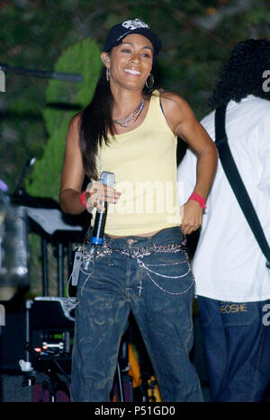 Jada Pinkett Smith und ihrer Band die Gottlosen Weisheit kostenloses Open-Air-Konzert in Los Angeles am neuen Hot Spot der Nut. 20. August 2003. PinkettSmithJada Konzert 80 Red Carpet Event, Vertikal, USA, Filmindustrie, Prominente, Fotografie, Bestof, Kunst, Kultur und Unterhaltung, Topix Prominente Fashion/Vertikal, Besten, Event in Hollywood Leben - Kalifornien, Roter Teppich und backstage, USA, Film, Stars, Film Stars, TV Stars, Musik, Promis, Fotografie, Bestof, Kunst, Kultur und Unterhaltung, Topix, vertikal, eine Person, die aus den Jahren 2003 bis 2005, Anfrage Tsu Stockfoto