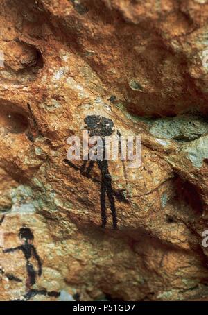 ARTE PREHISTORICO. MESOLITICO. ESPAÑA. PINTURAS RUPESTRES DE LA ERRA DE LA MAITANE". Las mejores de la Figura conocida Como el'BRUIXOT' (brujo), sabio de La Tribu. (Abrigo ich de Ermites) ULLDECONA. Comarca del Montsià. Estado de Tarragona. Cataluña. Stockfoto