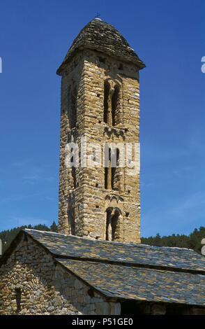 ARTE ROMANICO. PRINCIPADO DE ANDORRA. Die Iglesia de Sant Miquel D'ENGOLASTERS (SAN MIGUEL DE ENGOLASTERS). Construida en el S. XII, con una sola Kirchenschiff, Capilla absidial abovedada y Campanario de Planta cuadrada con Ventanas geminadas. Las mejores de la Torre - CAMPANARIO. LES Escaldes - Engordany. Stockfoto