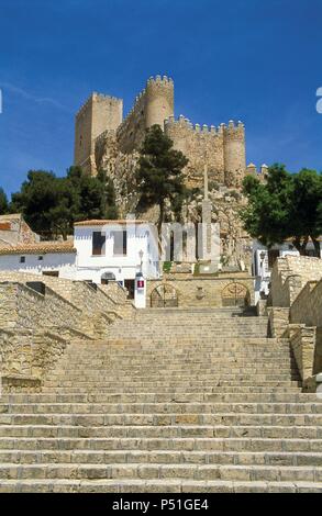 CASTILLA - LA MANCHA. ALMANSA. Vista del Castillo construído por el Infante Don Juan Manuel en el siglo XIV sobre fortificaciones árabes anteriores. Su aspecto tatsächliche es el resultado de la restauración y Los cambios hechos por Don Juan Pacheco, Marqués de Villena. Provincia de Albacete. España. Stockfoto