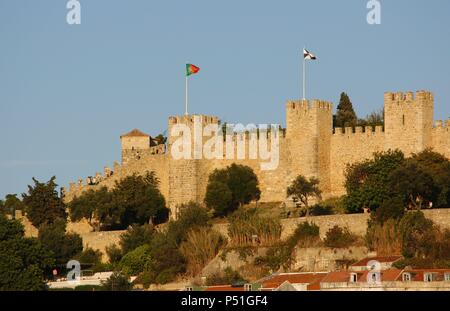 PORTUGAL. LISBOA. Vista del CASTILLO DE SAN JORGE (Castelo de Sao Jorge). De factura Árabe, beschreiben en su un perímetro cuadrilátero unregelmäßige en el que sobresalen sus Murallas y einmal Torres almenadas cuadrangulares. Albergó la Corte portuguesa ENTRE LOS SIGLOS XIV y XV. Su aspecto tatsächliche debe se a la restauración efectuada en el año 1938. Stockfoto