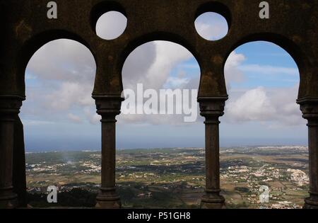 PORTUGAL. SINTRA. Vista del paisaje de los alrededores de la Ciudad y de la Costa desde el Palacio da Pena. Distrito de Lisboa. Stockfoto