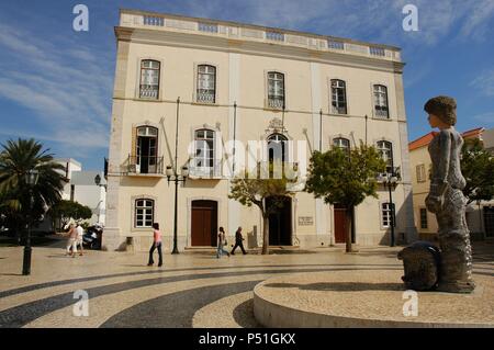 PORTUGAL. LAGOS. Vista de la Plaza Gil Eanes con el Edificio del PAÇO DO CONCELHO, Beispiel de arquitectura civil Del Siglo XVIII con la estatua del rey Dom Sebastião, Obra del Escultor contemporáneo João CUTILEIRO. El Algarve. Stockfoto