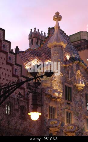 CATALUÑA. BARCELONA. Fachada iluminada de la Casa Batlló (1904-1906), Obra de Antoni Gaudí. Stockfoto