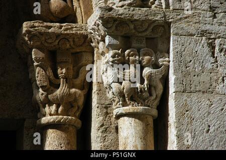 ARTE ROMANICO. ESPAÑA. IGLESIA DE SAN VICENTE (SANT VICENÇ). Fundada en el año 977 por el Conde y obispo Miró y construída en el siglo XII es Estilo de Transición del románico al Gótico. Declarada Monumento histórico Artístico. Las mejores de los CAPITELES DE LA PORTADA SUR. BESALU. Comarca de la Garrotxa. Provincia de Girona. Cataluña. Stockfoto