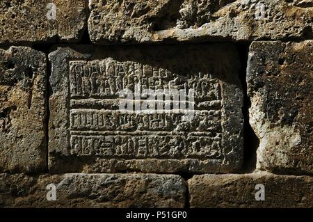 INSCRIPCION de La Fachada de la Iglesia DE SAN VICENTE (SANT VICENÇ). BESALU. Comarca de la Garrotxa. Provincia de Girona. Cataluña. Stockfoto