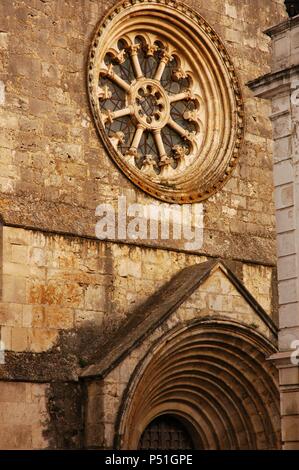 ARTE ROMANICO. PORTUGAL. IGLESIA DE SAO JOAO DE ALPORAO (SAN JUAN DE ALPORAO). Construída en los siglos XII y XIII en estilos románico y Gótico es, quiza, el monumento de Mayor valor Arqueológico de la Ciudad. Vista del ROSETON que Ilumina la única Kirchenschiff Innenraum, convertida de Sede del Museo Arqueológico. SANTAREM. Stockfoto
