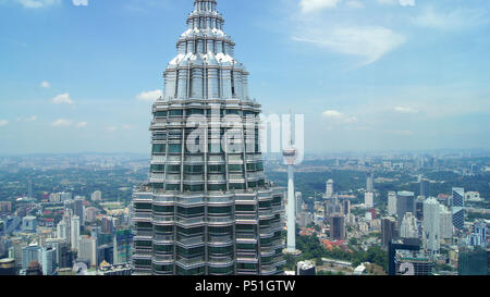 KUALA LUMPUR, Malaysia - APR 12 2015: Detail von oben auf die Petronas Towers in Kuala Lumpur direkt von den anderen Twin Tower gesehen, auch als Menara Petronas bekannt Stockfoto
