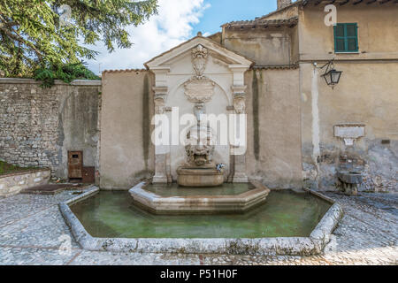 Spoleto (Italien) - Das mittelalterliche Dorf in der Region Umbrien mit dem Duomo Kirche, Altes Schloss und die Alte Brücke 'Ponte delle Torri' Stockfoto