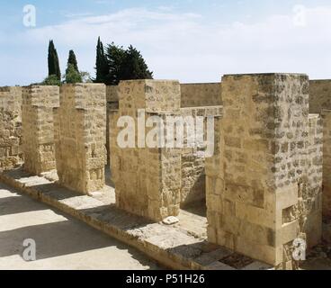 Spanien Andalusien. Medina-Azahara. Befestigte arabischen muslimischen mittelalterlichen Palast - Stadt, von Abd-ar-Rahman III al-Nasir (912-961). Ummayad Kalif von Cordoba. Ruinen. Dar-al-Yund oder Haus der Armee. Stockfoto