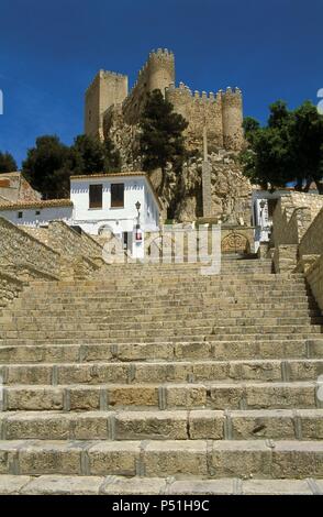 CASTILLA - LA MANCHA. ALMANSA. Vista del Castillo construído por el Infante Don Juan Manuel en el siglo XIV sobre fortificaciones árabes anteriores. Su aspecto tatsächliche es el resultado de la restauración y Los cambios hechos por Don Juan Pacheco, Marqués de Villena. Provincia de Albacete. España. Stockfoto