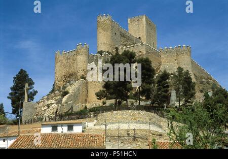 CASTILLA - LA MANCHA. ALMANSA. Vista del Castillo construído por el Infante Don Juan Manuel en el siglo XIV sobre fortificaciones árabes anteriores. Su aspecto tatsächliche es el resultado de la restauración y Los cambios hechos por Don Juan Pacheco, Marqués de Villena. Provincia de Albacete. España. Stockfoto