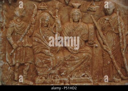 Taurobolium Altar (360-370) mit Relief mit der Darstellung der Göttin Cybele thront mit Demeter (rechts) von Persephone Kore und Iacchus flankiert. Wahrscheinlich aus Chalandri. Nationalen Archäologischen Museum. Athen. Griechenland. Stockfoto