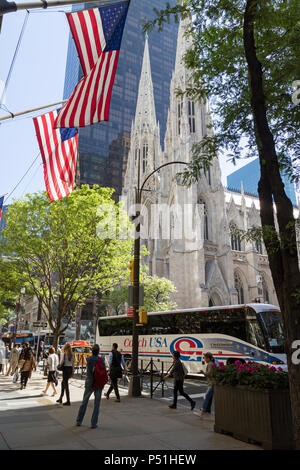 St Patrick's Cathedral spires auf der 5th Avenue New York USA. St Patrick's ist eine römisch-katholische Kirche. Stockfoto