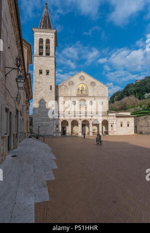 Spoleto (Italien) - Das mittelalterliche Dorf in der Region Umbrien mit dem Duomo Kirche, Altes Schloss und die Alte Brücke 'Ponte delle Torri' Stockfoto