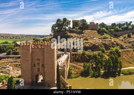 Anzeigen San Servando Schloss und Alcantara Bridge, Toledo, Spanien Stockfoto